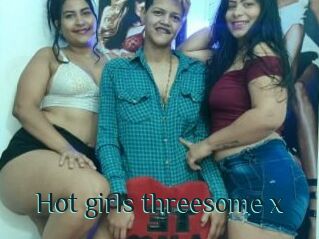 Hot_girls_threesome_x